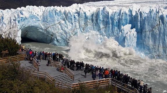Momento en el que el glaciar Perito Moreno se rompe ante numerosos turistas.