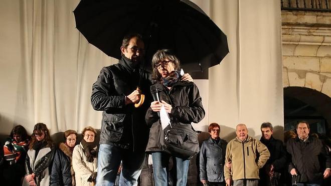 Los padres de Hodei, muy emocionados, en el homenaje a su hijo en el Ayuntamiento de Galdakao.