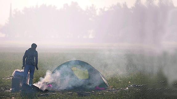 Miles de refugiados se hacinan en el improvisado campamento de Idomeni, en la frontera con Macedonia.