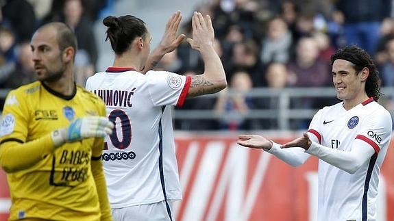 Zlatan Ibrahimovic y Edinson Cavani celebran uno de los nueve goles al Troyes.