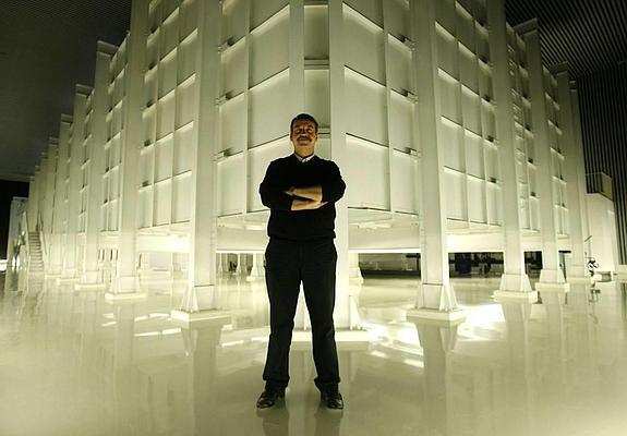 Joan Viladelprat, responsable en su día del proyecto automovilístico, en las instalaciones de Miñano. 