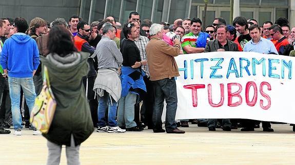 Trabajadores de Tubos Reunidos en una protesta en Bilbao durante una junta de accionistas. 