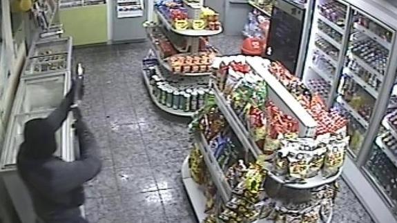 En apenas dos minutos. Las cámaras registraron el atraco perpetrado en una gasolinera. Los asaltantes entraron encañonando a los dependientes y agredieron en la cabeza a un cliente, quien ni siquiera les opuso resistencia. Entretanto, otro de ellos arrancó la caja de cuajo.