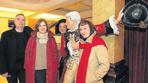 Fernando Bernués, director de la obra, con las actrices Itziar Lazkano, Gurutze Beitia y Loli Astoreka. 