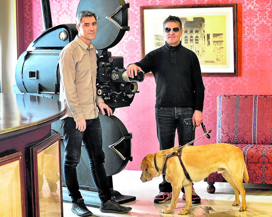 El director Iker Olazabal, junto al cantante Serafín Zubiri y su perro guía. 