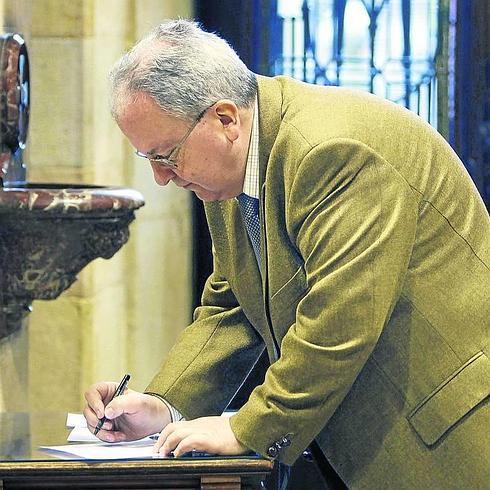 Aldecoa firma en el libro de asistencias al pleno de la Casa de Juntas de Gernika del pasado miércoles. 