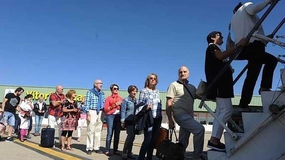 Un grupo de viajeros embarca en Foronda