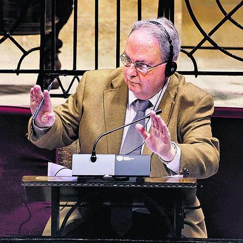 Arturo Aldecoa, en un pleno como juntero en Gernika.