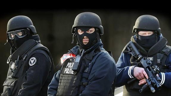 Un grupo de agentes vigila las calles de Bruselas tras el atentado.