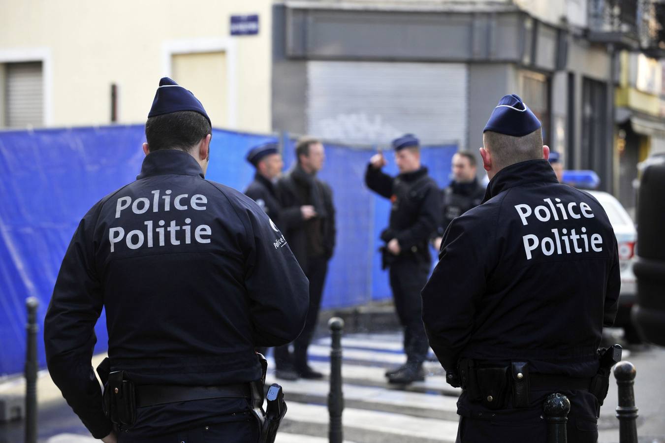 Dos aqentes de la Policía belga en uno de los operativos desplegados en Bruselas.