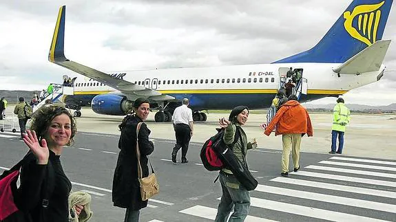 Un grupo de pasajeros se dirige a un avión de Ryanair en el aeropuerto de Foronda. 