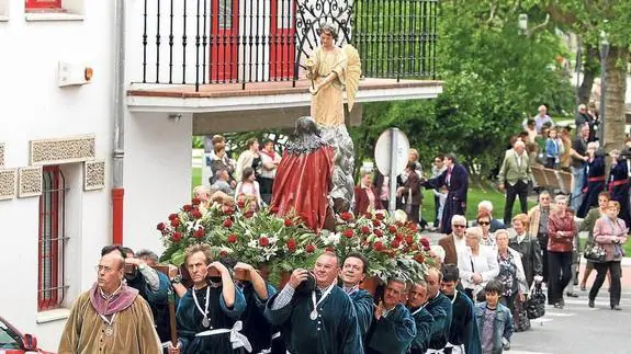 Las procesiones de Bermeo corren a cargo de la cofradía de la Santa Vera Cruz. 