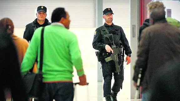 Dos agentes de la Policía Nacional patrullan el aeropuerto de Barajas.