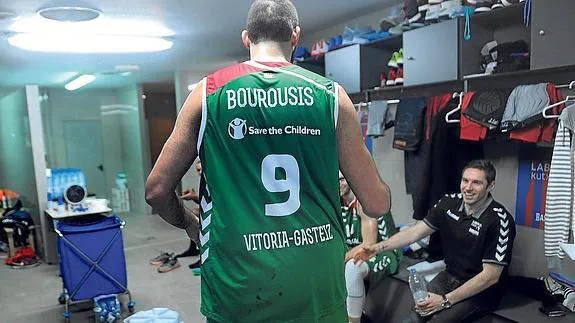 Bourousis saluda al lesionado Fabien Causeur a la entrada del vestuario tras el triunfo ante el Barcelona el miércoles.