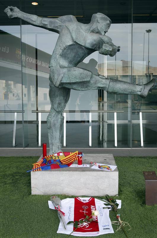 Pequeño altar improvisado dedicado a Cruyff en las inmediaciones del Camp Nou.