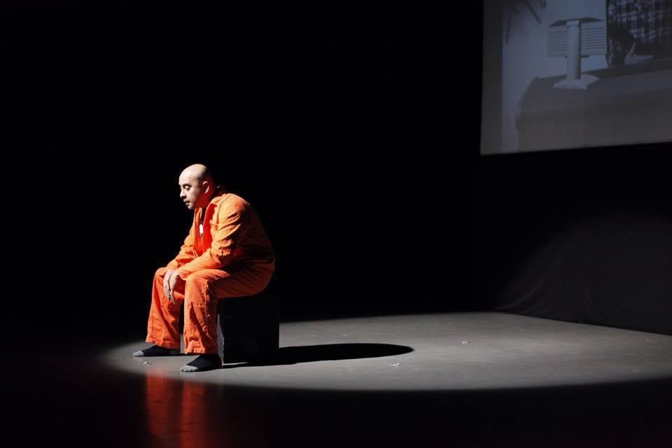 El dramaturgo y cineasta belga de origen marroquí durante una representación de su obra 'Djihad', en la que se ataca al islamismo radical.