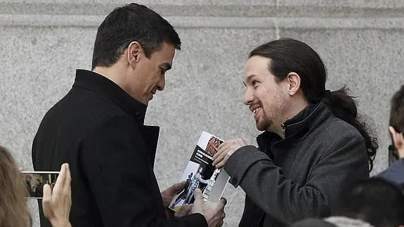 Iglesias le ha regalado un libro sobre baloncesto a Pedro Sánchez.