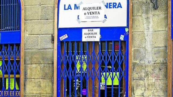 Los carteles de ‘Se vende’ y ‘Se alquila’ proliferan en numerosas calles del Casco Viejo, donde hay locales cerrados desde hace 6 años.
