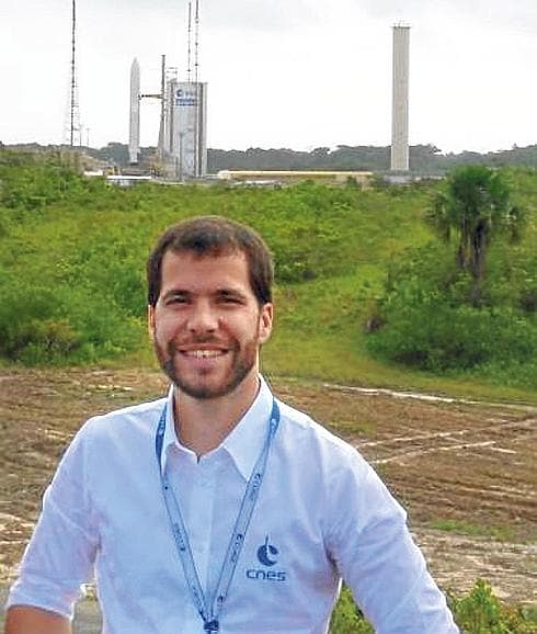 Agosto 2015, en la Base de Lanzamiento de la Guayana Francesa. A sus espaldas, el cohete ‘Ariane 5’, pocas horas antes de lanzarse. 