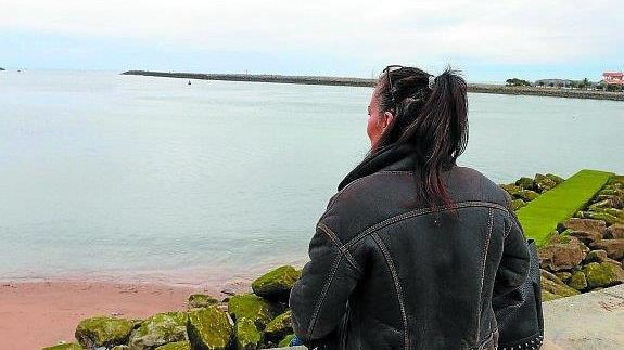 Ana, de espaldas en Hondarribia, se dio cuenta de que la terapia en grupo funcionaba el día que viajó de Azkoitia a Donostia sin llorar.