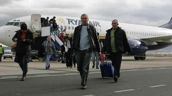 Un grupo de personas desembarca de un avión de Ryanair en el primer vuelo con Londres, en febrero de 2006