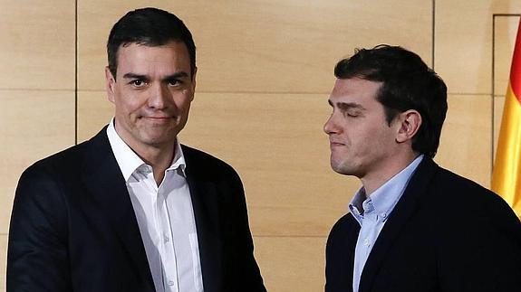 El presidente de Ciudadanos, Albert Rivera (d), y el secretario general del PSOE, Pedro Sánchez, al comienzo de la reunión mantenida a finales de marzo en el Congreso.