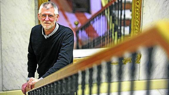 El teniente de alcalde Borja Belandia, ayer en las escaleras de acceso a la planta de Alcaldía. 