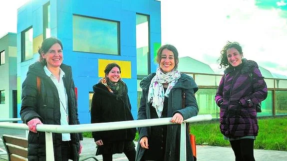 e izquierda a derecha, Nerea Perales, Ibone Del Pozo, Malen Olalde y Nagore Pitillas, impulsoras del colegio que abrirán en el edificio diseñado y construido en Júndiz para una equipamiento educativo.