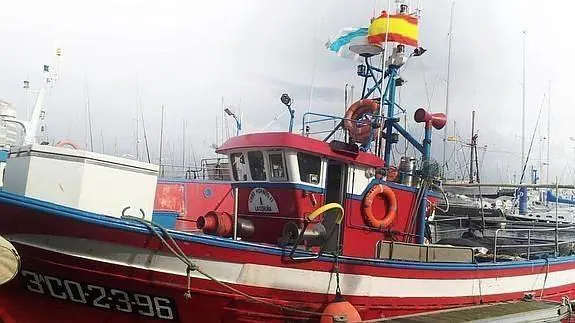 El 'Cabo Horno Dos', que estuvo atracado en Santoña, con las dos banderas.