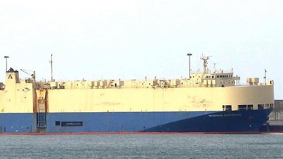 El 'Modern Express' en el muelle donde ha permanecido hasta esta mañana.