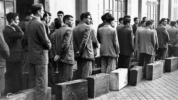 La emigración fue una constante en la España de la posguerra. 