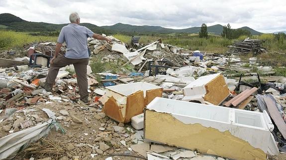 Una escombrera ilegal denunciada por vecinos en la zona de Gardélegui. 