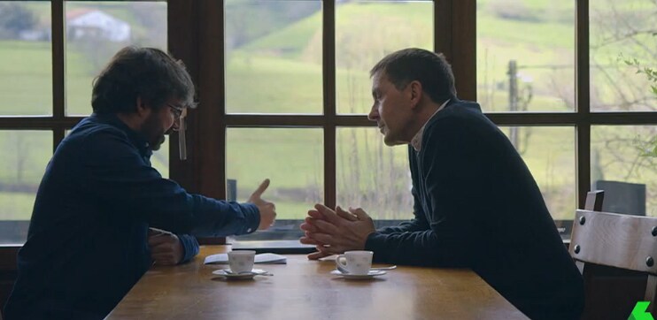 Jordi Évole, a la mesa junto a Arnaldo Otegi. 