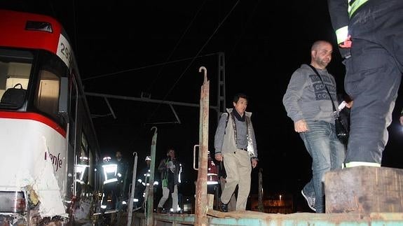 Los pasajeros del tren siniestrado son desalojados del mismo en la estación de La Florida, en Hernani. 