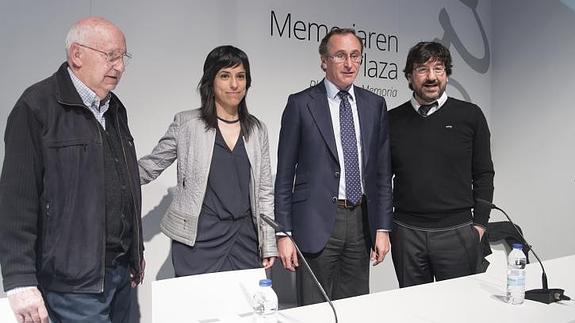 Cuerda, Buesa, Alonso y Lazcoz, al inicio de la mesa redonda. 