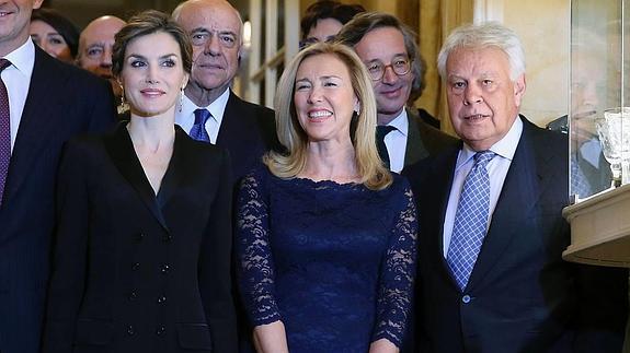 La Reina Letizia, Mar García y Felipe González.