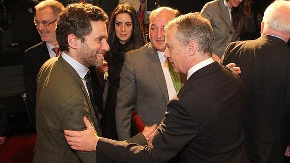 Iñigo Urkullu saluda a Borja Sémper.