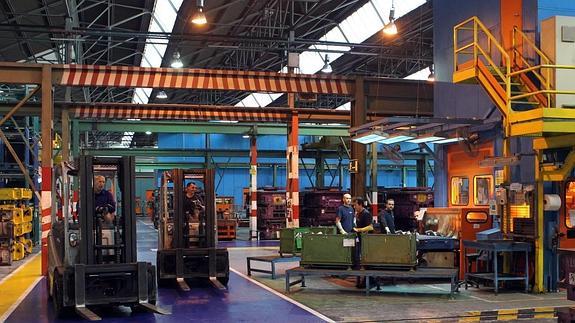 Trabajadores en una fábrica.