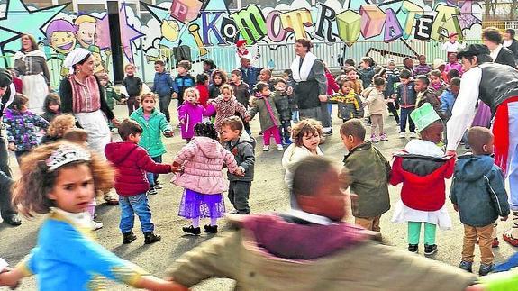 Un grupo de niños, en una fiesta escolar en Vitoria. 
