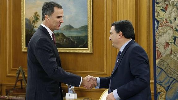 El Rey saluda a Aitor Esteban durante una ronda de consultas previa.