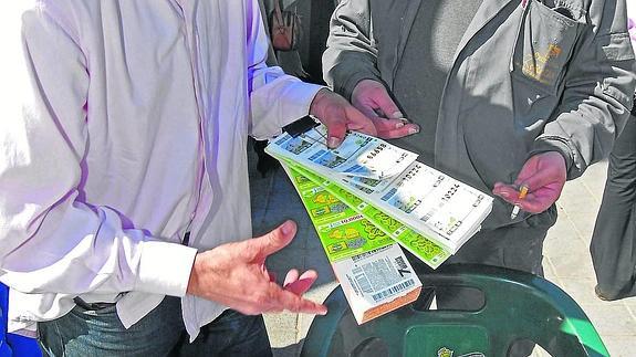 Un hombre muestra numerosos boletos de la ONCE ajenos a la información. 