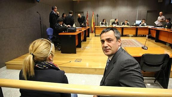 Jabyer Fernández mira a la cámara durante el juicio en la Audiencia de Bizkaia en el que fue condenado a 3 años de prisión.