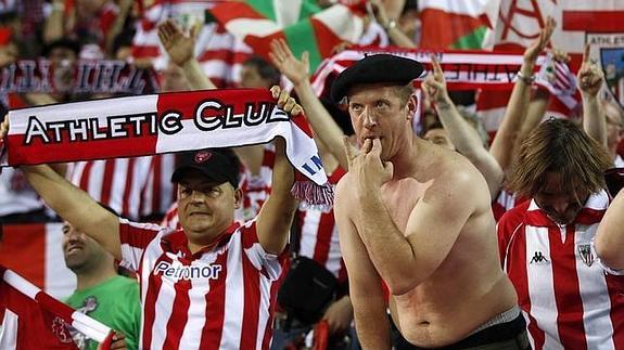 La afición del Athletic, en las gradas del Camp Nou.