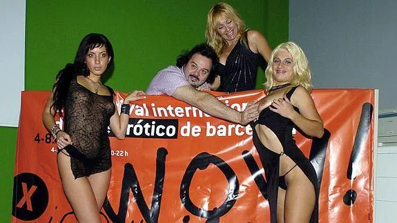 Nacho Allende, 'Torbe', con algunas de sus actrices. 