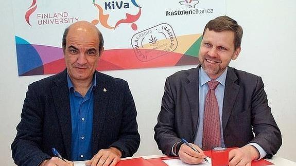 El presidente de la asociación de ikastolas, Koldo Tellitu, y el vicepresidente de la Universidad de Finlandia, Pasi Kaskinen. 