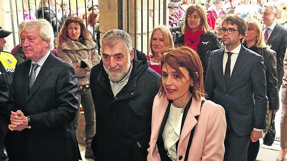 Ediles del PSE y del PNV, en primer término, con Idoia Mendia al fondo el jueves en Armentia. 