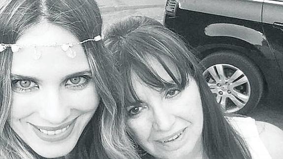 Vanesa Romero posa junto a su madre.