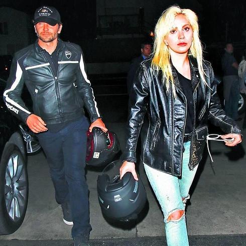 Bradley Cooper y Lady Gaga se dirigen al restaurante tras aparcar la moto.