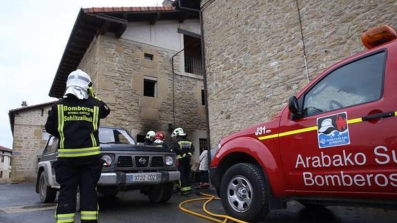 Una intervención de los bomberos en la localidad alavesa de Tuesta. 