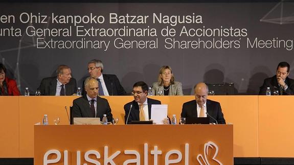 Alberto García Erauzkin, flanqueado por Fernando Ojeda, el primer ejecutivo, y Francisco Allende, secretario del consejo.